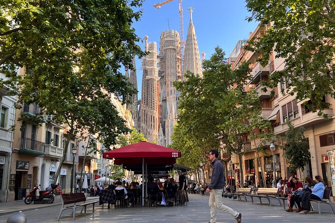 Sagrada Familia Tour with Express Entry and Local Guide - Who should book this experience?