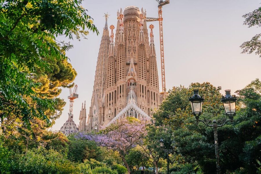 Sagrada Familia with Official Guide & Fast-Track Entry - How much time you really need