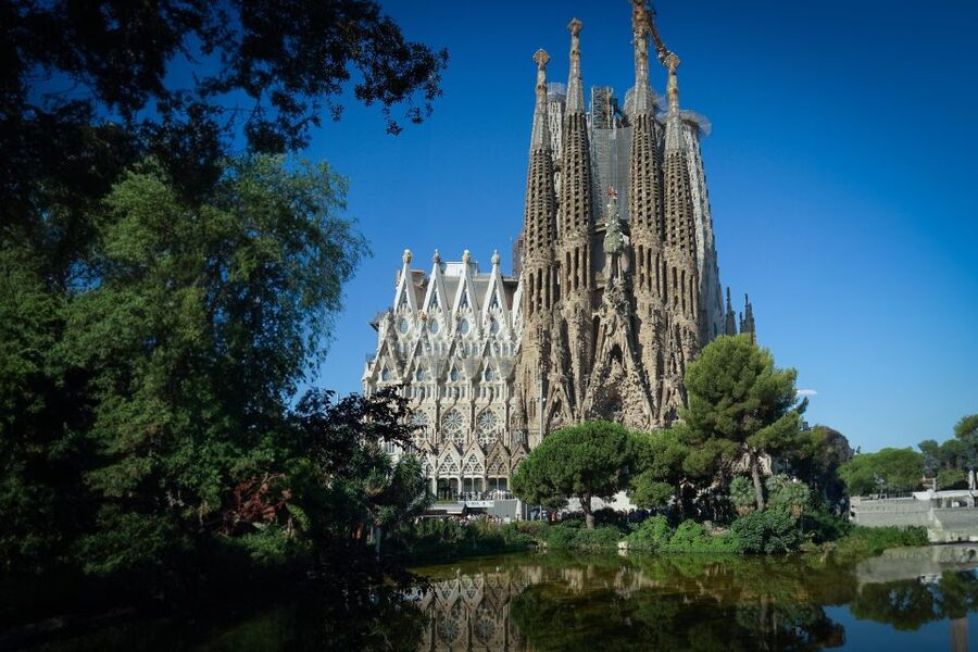 Sailing Experience, Sagrada Familia & Park Guell - Who will get the most from this day