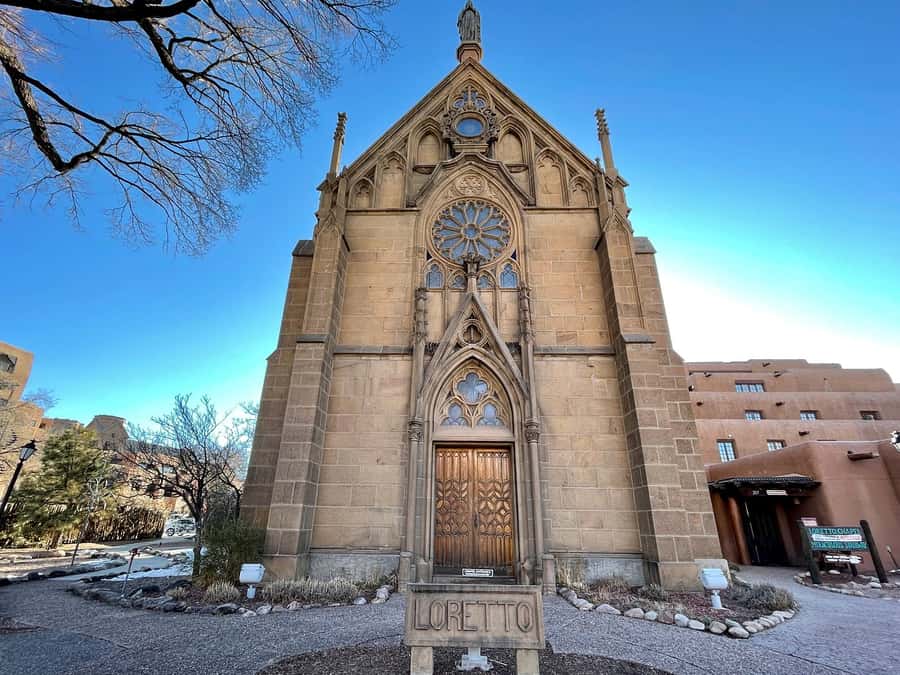 Santa Fe: Architectural Walking Tour & Wine Tasting - Reading the Pueblo style along Canyon Road