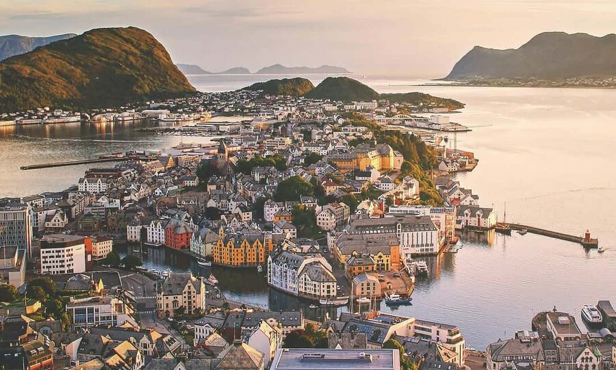 Small Group Tour in Ålesund: Art Nouveau, Sea Views & Insider Tips - Key points at a glance