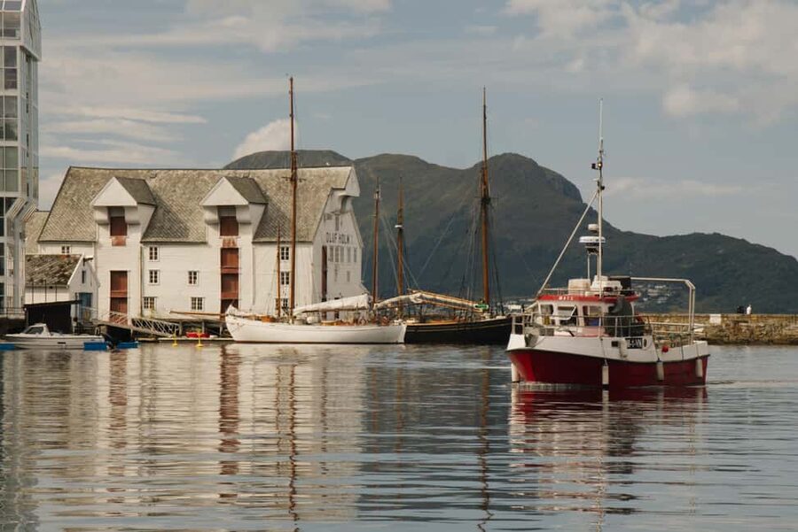 Small Group Tour in Ålesund: Art Nouveau, Sea Views & Insider Tips - Why Ålesund’s Art Nouveau needs a story