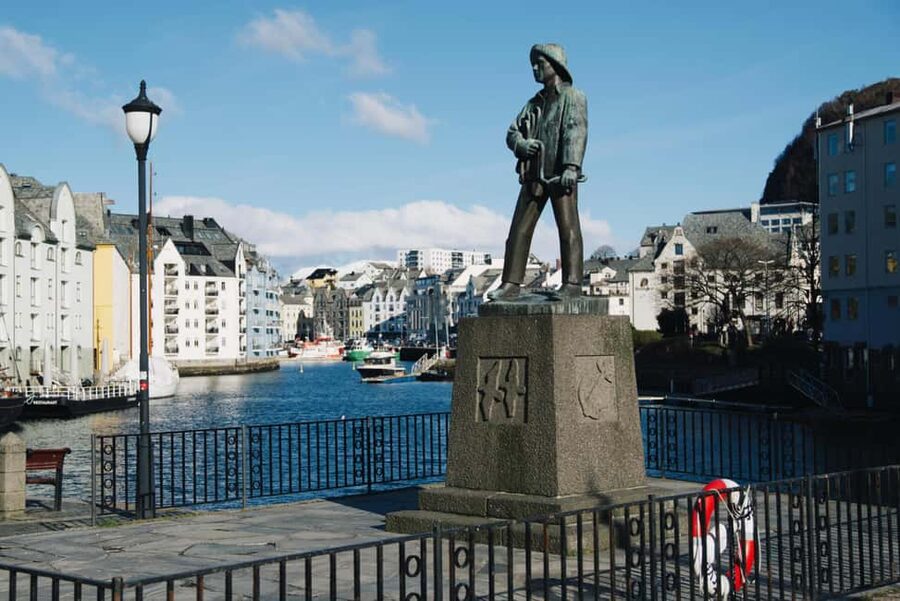 Small Group Tour in Ålesund: Art Nouveau, Sea Views & Insider Tips - The harbor and Norway’s remarkable infrastructure