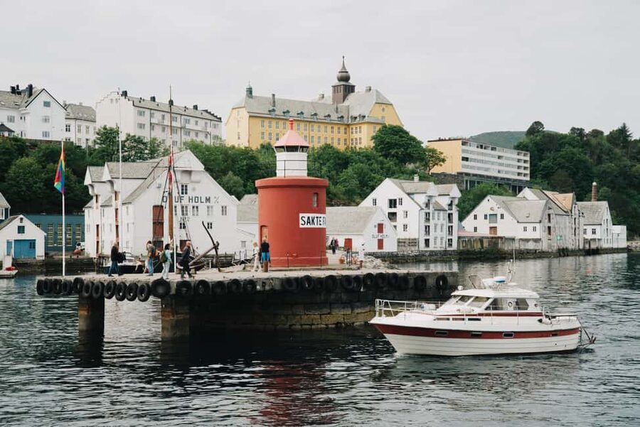 Small Group Tour in Ålesund: Art Nouveau, Sea Views & Insider Tips - Kongens gate and the best concentration of ornate facades