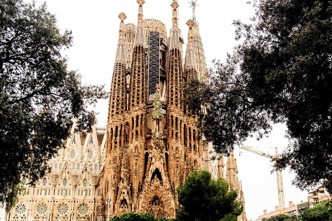 Small Group Tour in Barcelona Sagrada Familia with Tickets - Gaudí, Catalonia, and the Human Story