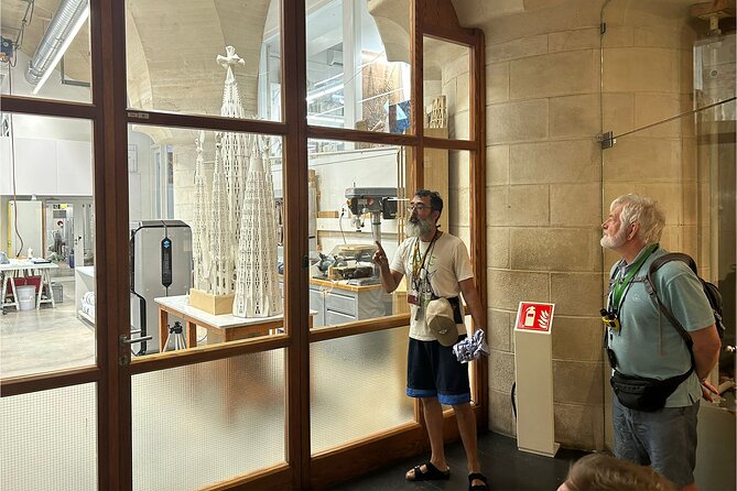 Small Group Tour in Barcelona Sagrada Familia with Tickets - A Small Group of No More Than Nine