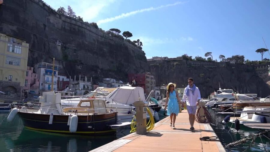 Sorrento: Gothic-Baroque Art Tour & Free local Tasting - Viewpoints, the coast, and public beach time