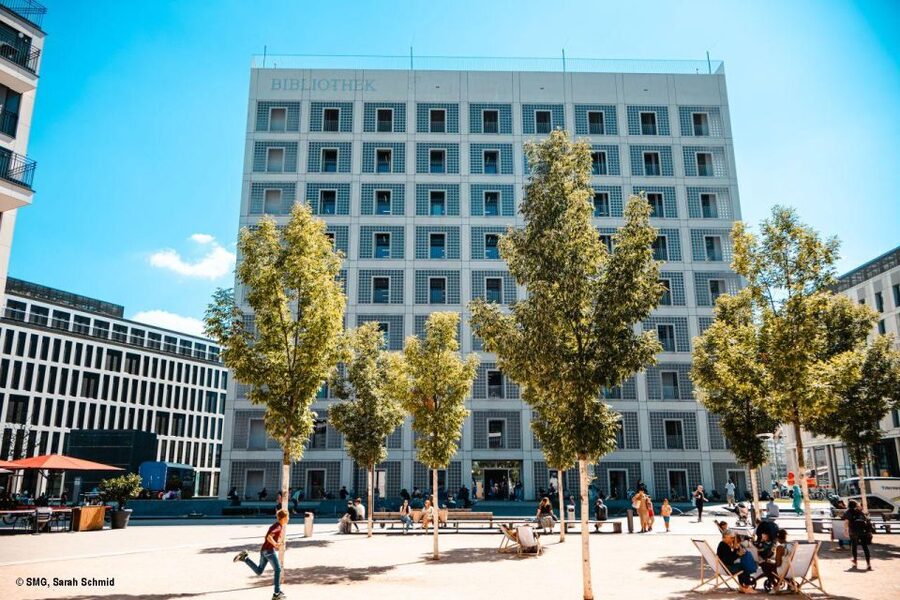 Stuttgart city library - an architectural tour - Entering a building built around clarity