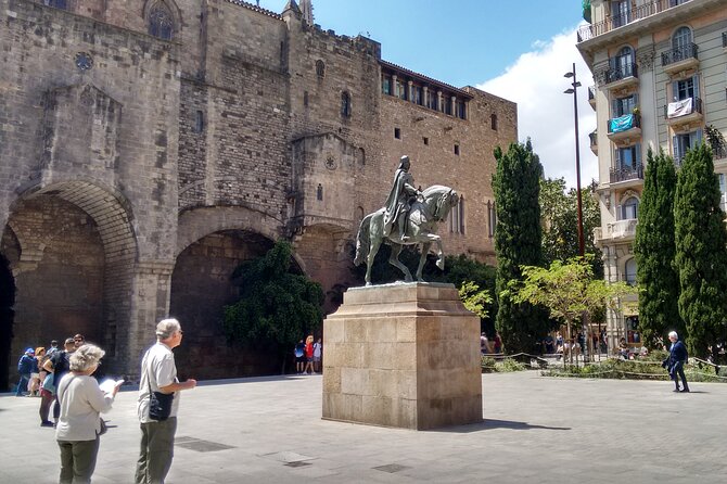 The wonders of architecture 2 hours on foot in Barcelona - Plaça Catalunya, where two Barcelonas meet