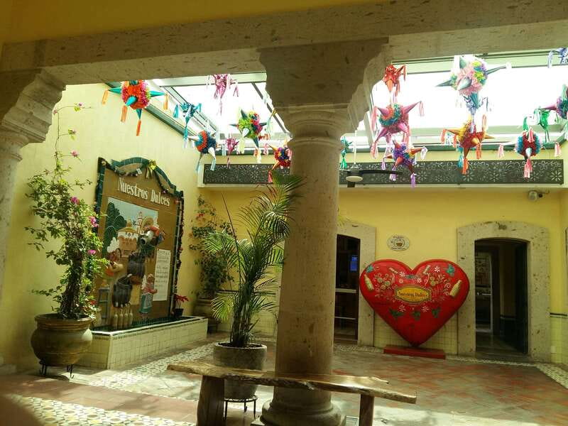 Tlaquepaque Magic Town: Artisans, Traditions, Architecture - The world record stop