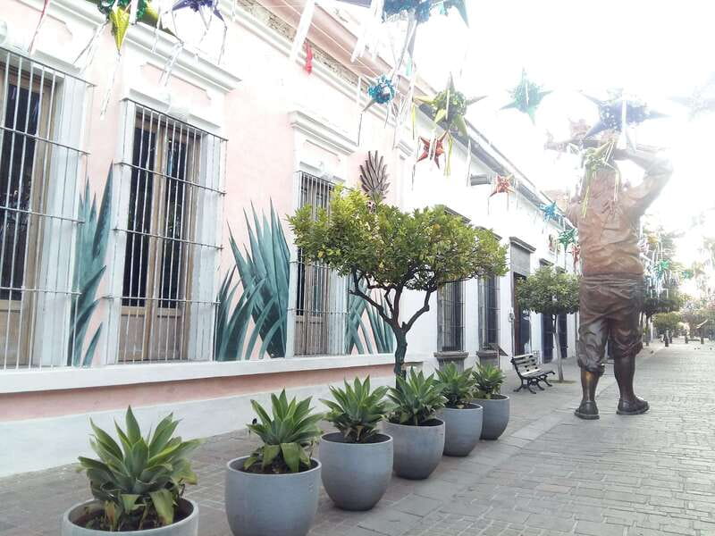 Tlaquepaque Magic Town: Artisans, Traditions, Architecture - Why Tlaquepaque works best on foot