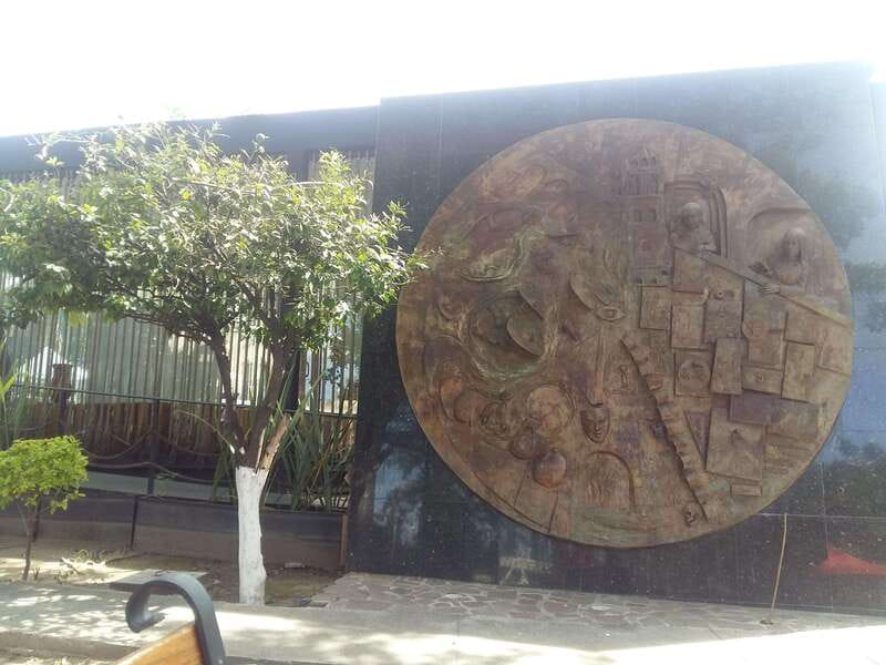 Tlaquepaque Magic Town: Artisans, Traditions, Architecture - Two churches and two sides of local society