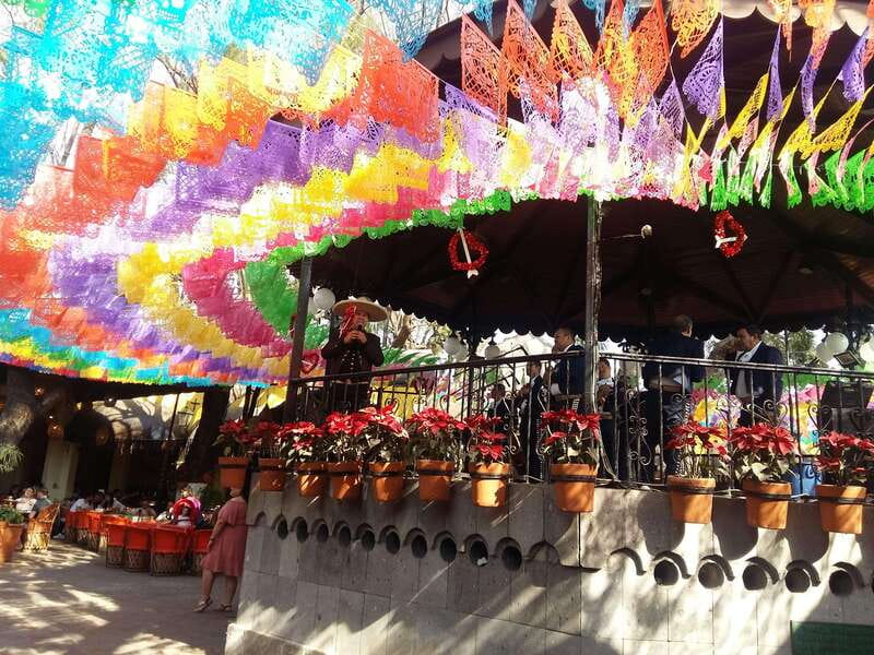 Tlaquepaque Magic Town: Artisans, Traditions, Architecture - Mariachi, papel picado, and public celebration