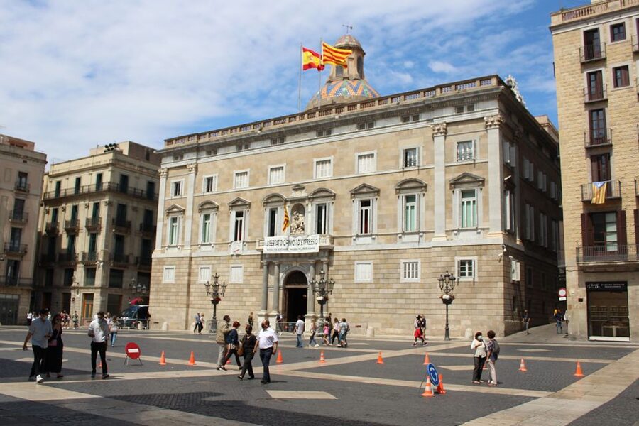 Walking Tour Gothic Quarter and Ramblas+Boat Trip - Barcelona Cathedral and the medieval royal square