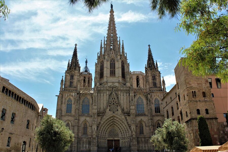 Walking Tour Gothic Quarter and Ramblas+Boat Trip - Plaza Nova and the first Roman traces