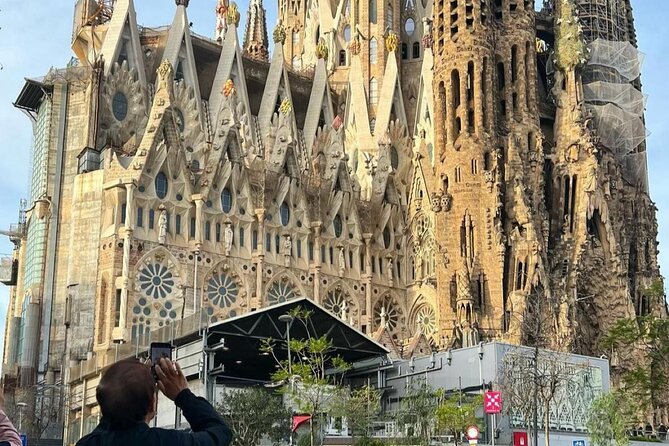 Wonders of Gaudi: Park Guell & Sagrada Familia Private Tour - Why these two Gaudí sites belong together